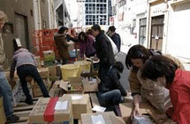事務所倉庫前での救援物資仕分け作業（東京・浅草橋）