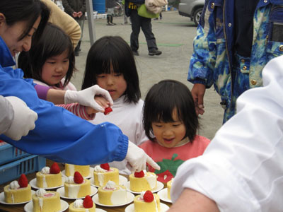 避難所でロールケーキに喜ぶ子どもたち