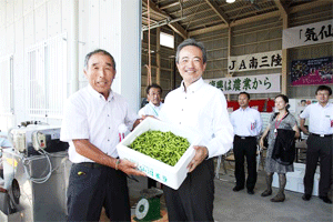 箱詰めを終えたばかりの気仙沼茶豆を手にして